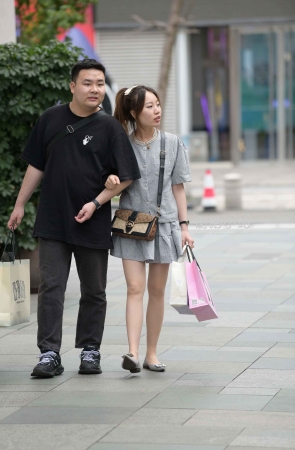 邻家短裙R丝小女友