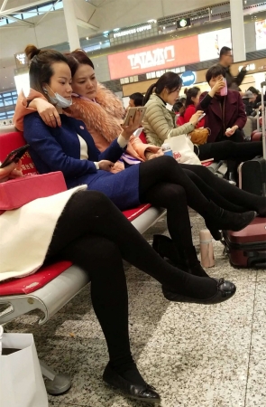 极品火车站候车的黑丝袜大美妞