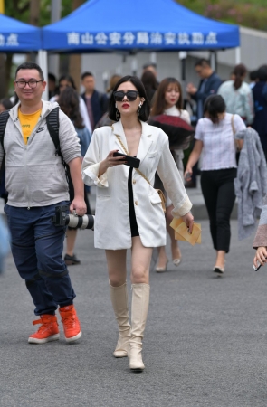 美腿，美胸，美人啊