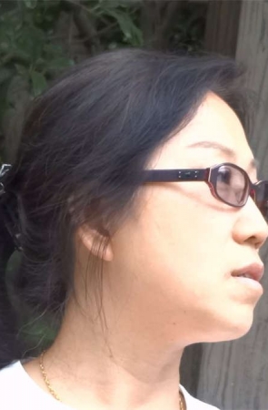 坐在花坛旁休息的少妇