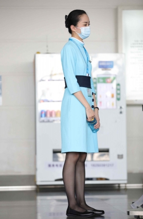 【街拍心灵】白鹭航新空乘小姐姐黑丝街拍美腿