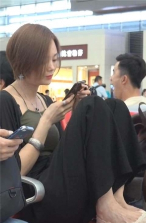 4K – 蕾丝船袜美足短发街拍美女 [156 MB/WMV]