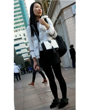 4k-黑色裤袜打底裤的小清新美眉。