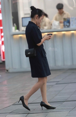 肉丝街拍高跟OL