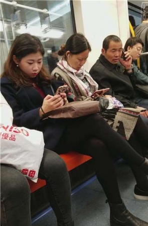 4k-地铁拍摄黑丝袜打底裤美眉