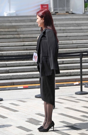 241024-1=95√阳光下的黑丝美腿【套图➕4k视频】 12P