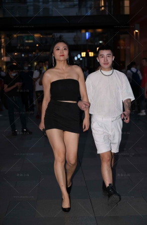 街拍抹胸裙美腿高跟