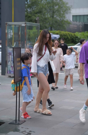 街拍年轻气质美女辣妈