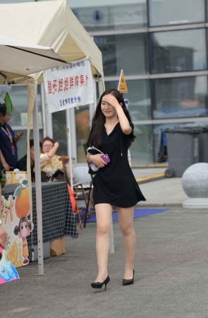 光滑的丝腿，黑色裙美女