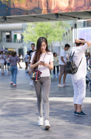 长发飘飘牛仔裤