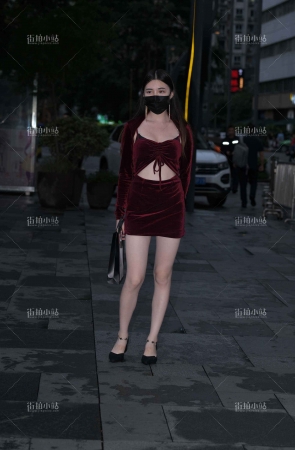 夜拍暗红色短裙美眉