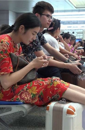 人字拖美足mm感觉裹了块床单就出门了 [2.64 GB/MP4]