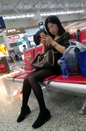 火车站候车的黑色丝袜极品细长美腿长发美妇
