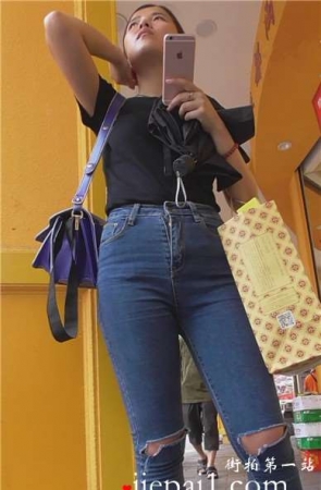 街拍蓝色紧身牛仔裤美眉 [550 MB]