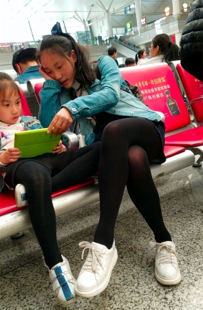 车站候车的黑色丝袜牛仔短裤极品美腿小妹