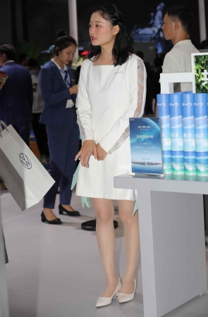 【街拍心灵】车展礼仪超街拍薄肉丝高跟美腿