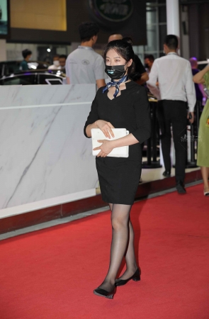 【街拍心灵】路虎汽车销shou街拍美腿黑丝穿一天了