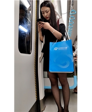 地铁车厢里的黑丝小姐姐 [986 MB/mp4]