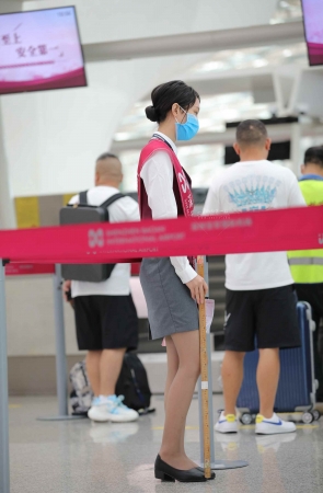 【街拍心灵】机场地勤街拍超薄灰丝制服美腿