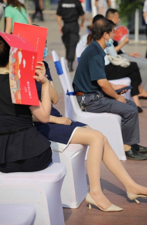 【街拍心灵】售楼处销shou美腿街拍肉丝高跟哇塞