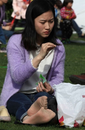 No117 丝足姑娘足底正对阳光，丝袜厚点也会很通透