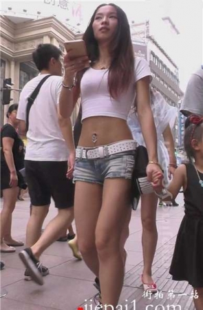 街拍性感小蛮腰露脐短裤丰满美少妇 [744 MB]