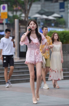 街拍米色高跟鞋粉色系女孩