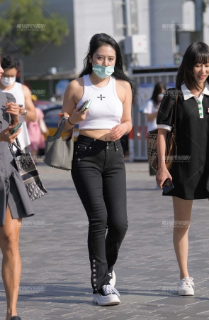 丰腴的黑色牛仔裤