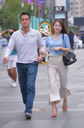 米色紧身裤少妇