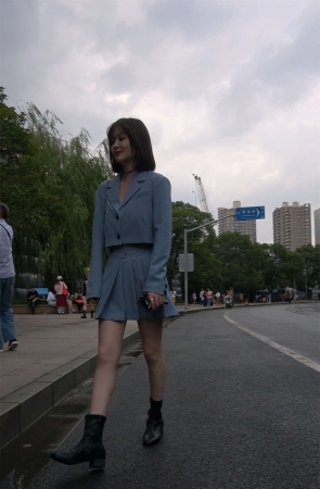 蓝色小短裙皮靴美眉