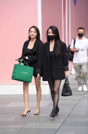 街拍纤细腿腿姐妹