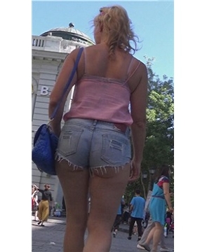 金发碧眼外国F臀熟女逛街买衣服 [818 MB]