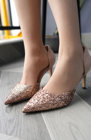 冰淇淋滴到腿上了