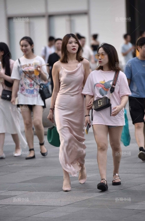 街拍性感露背长裙美女