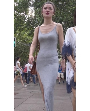 4k-跟闺蜜逛街的纯棉贴身长裙高挑大美女 [1.70 GB]