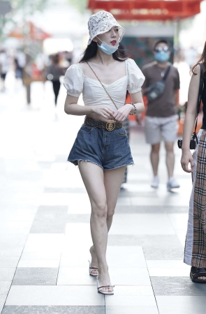 街拍很白的妹子