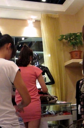 腿上印花纹身粉色连衣裙美眉