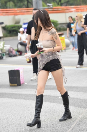 24728-25=45√热裤，长靴 13P