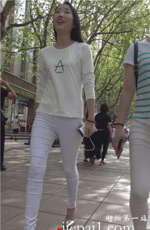 4k-街拍跟闺蜜逛街的紧身白裤高跟美腿清秀美女 [2.16 GB]