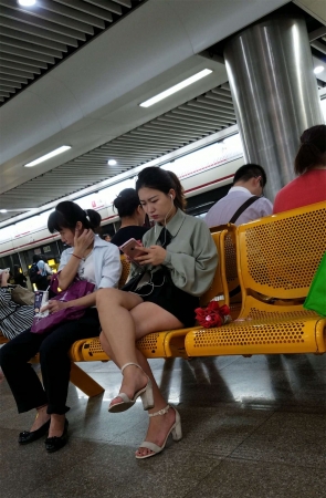 认真看手机的黑热裤