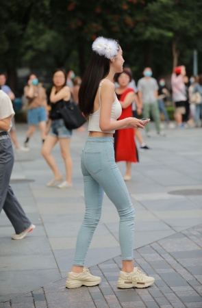 漂亮的牛仔裤美女小姐姐