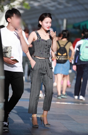 吊带，九分裤，精致美女