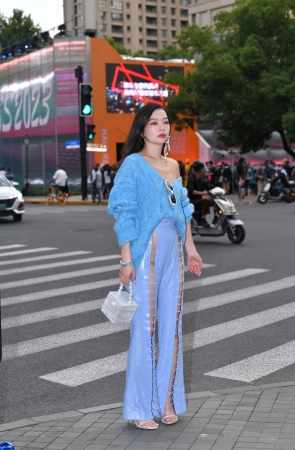 上海时装周，蓝色双边开叉裤