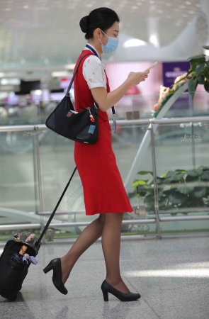 【街拍心灵】ZH航国际乘务组黑丝制服街拍高跟