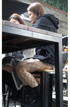 两个美腿小姐姐