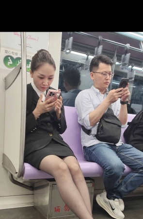 4K视频地铁偶遇轻熟OL灰丝高跟气质身材都在线