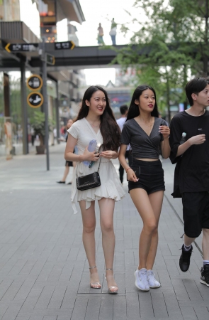 大白腿甜美美少女 很吸睛