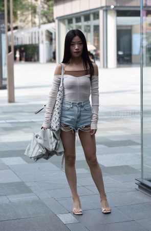 街拍清凉热裤美眉