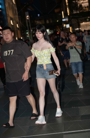 丰满白皙的热裤女友