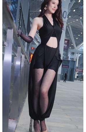 高挑的气质黑丝美女